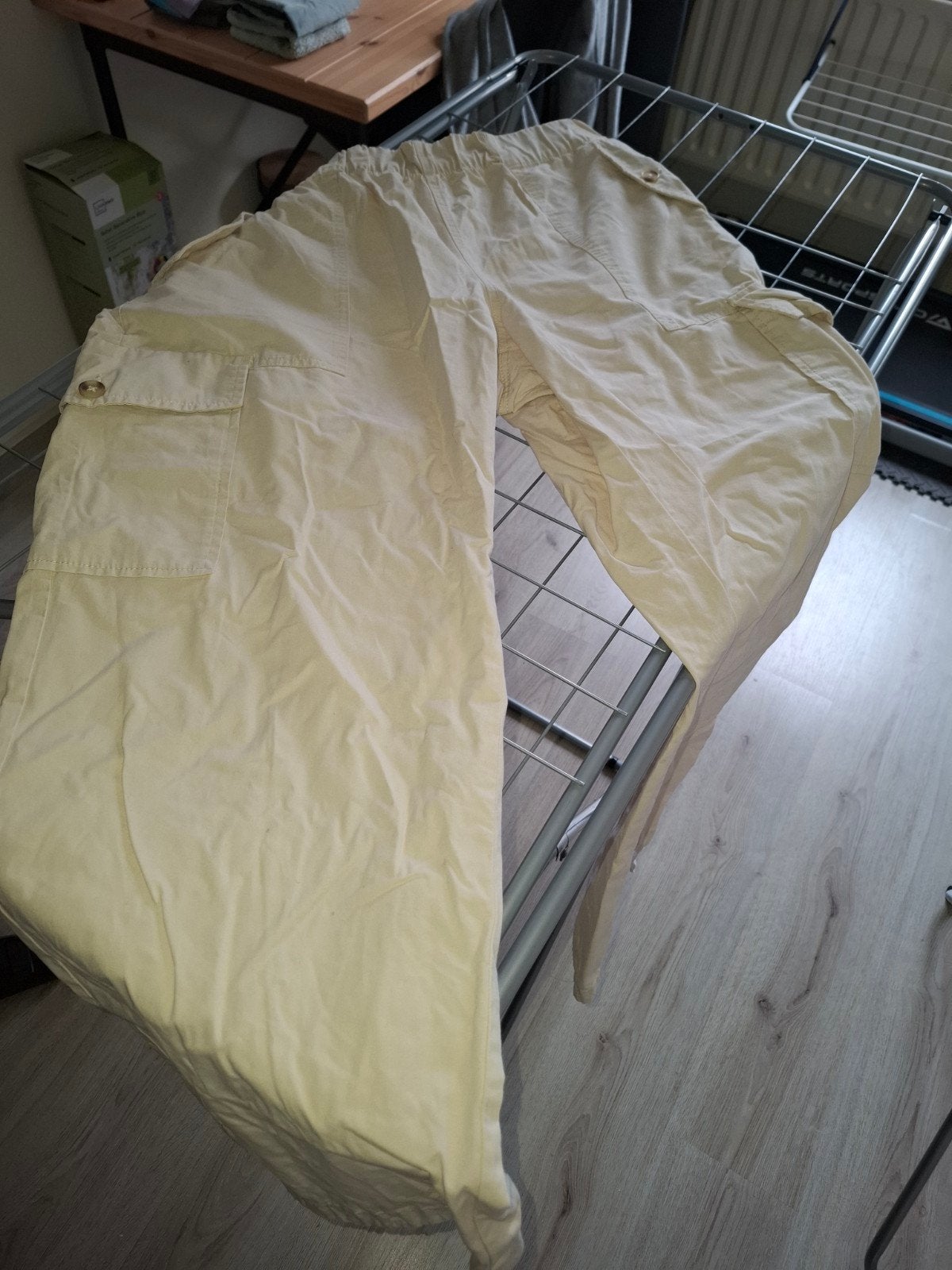 Ecru broek. met leuke details. Monki XL, Ophalen of Verzenden, Zo goed als nieuw, Beige, Broek of Spijkerbroek