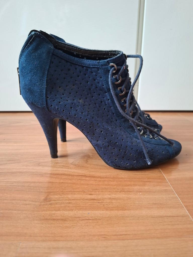 Donkerblauwe hakken maat 38, Ophalen of Verzenden, Gedragen, Blauw, Pumps