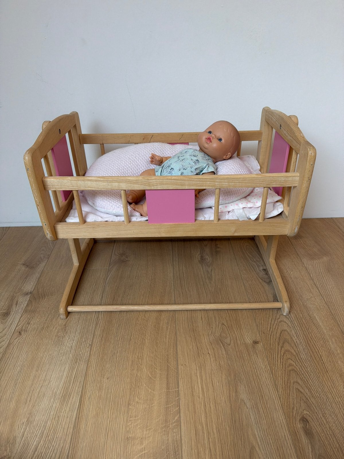 Pintoy poppenbedje roze met blank hout, incl. matrasje, Kinderen en Baby's, Speelgoed | Poppen, Ophalen, Gebruikt, Overige typen