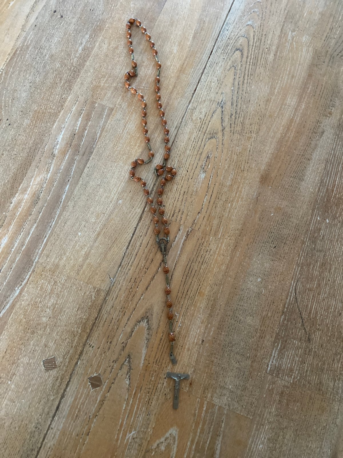 Rozenkrans met houten kralen - Kleine reparatie nodig, Ophalen