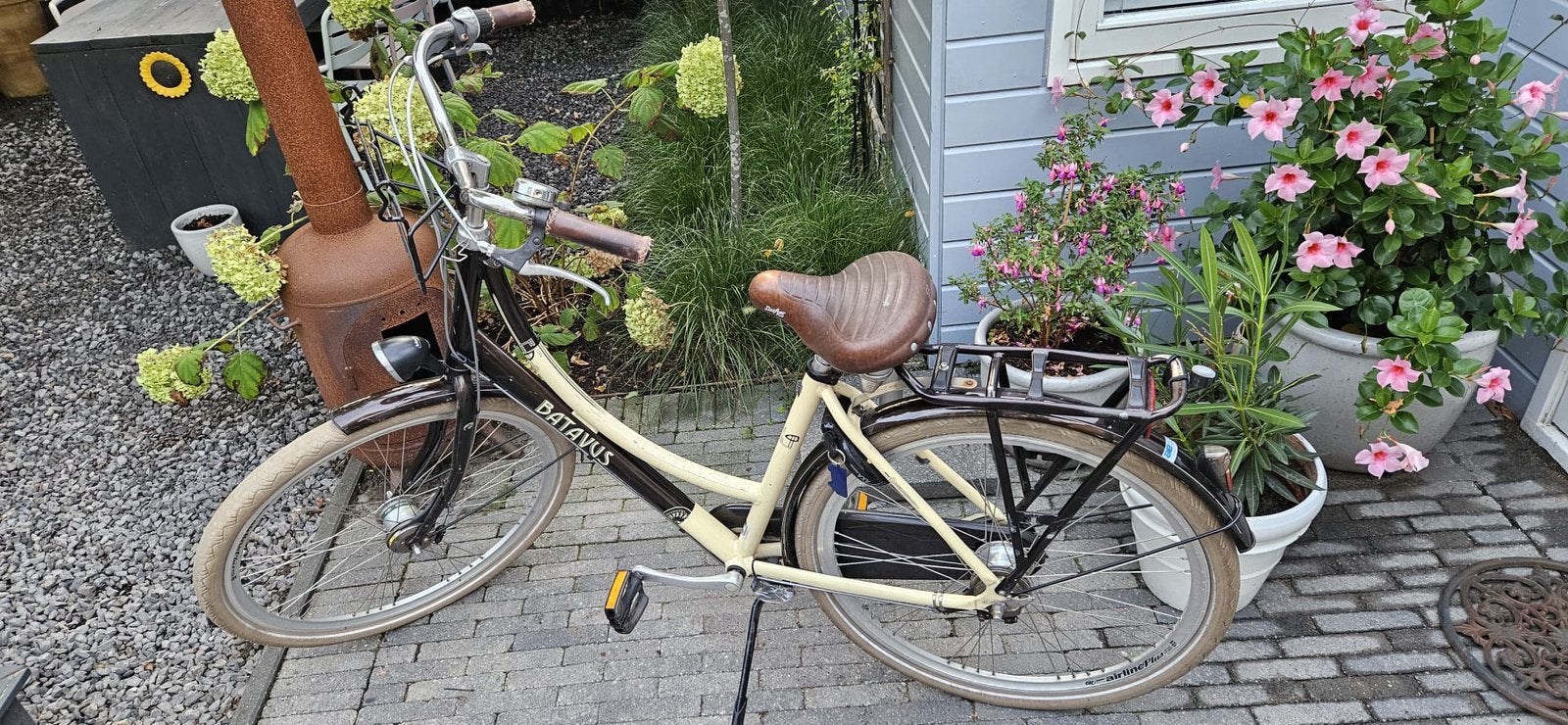 Foto 2 van Stoere stevige batavus damesfiets