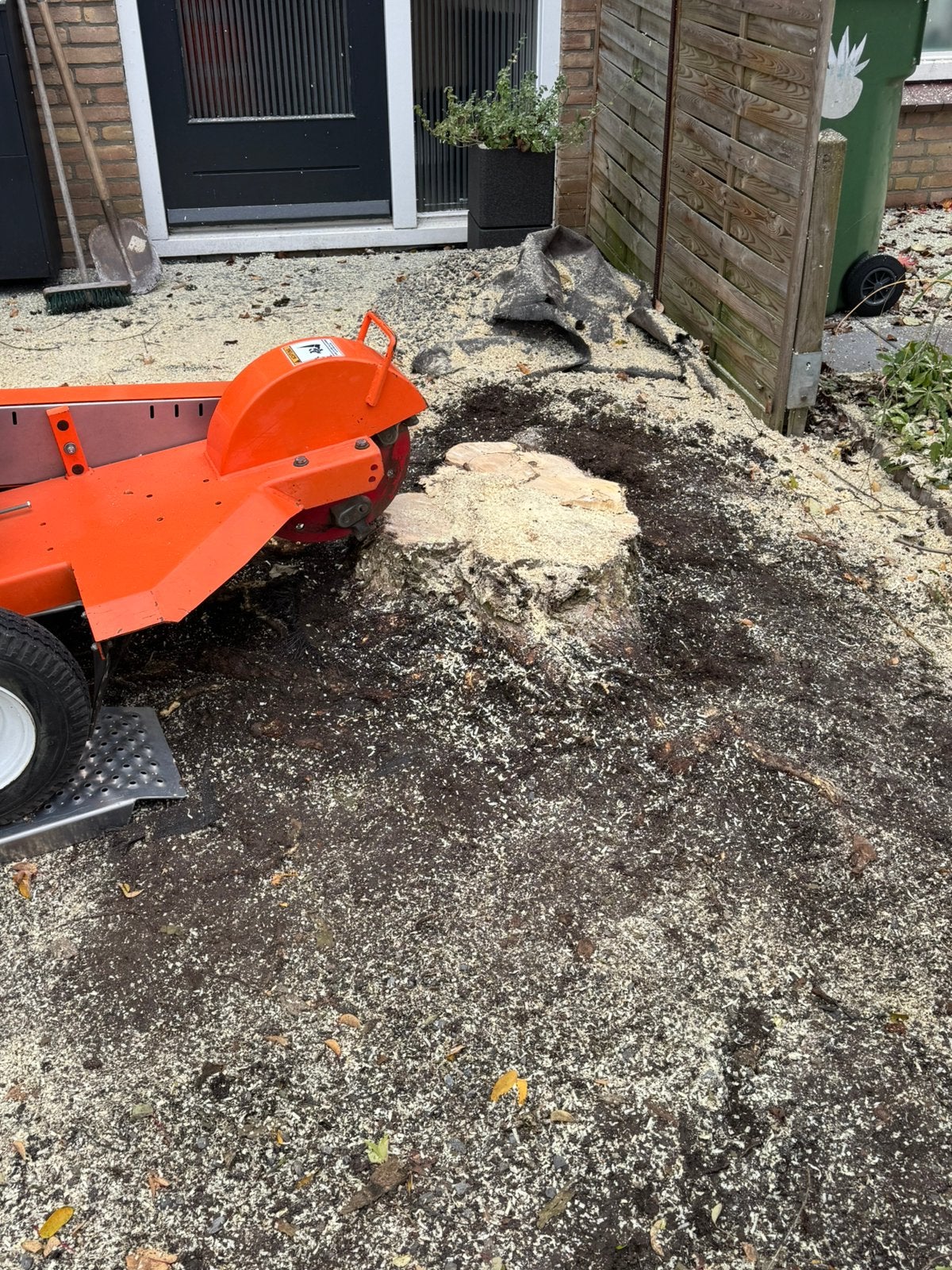 Stobbenfrezen boomstronk verwijderen, Ophalen, Tuinaarde
