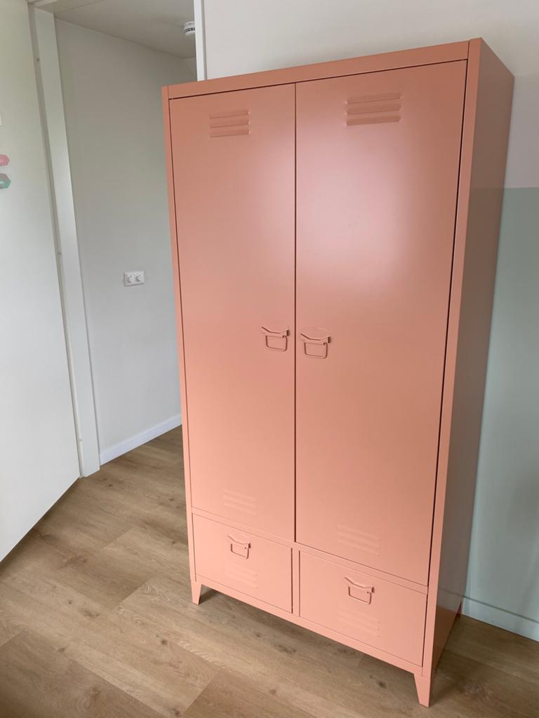 Kledingkast en nachtkastje - oud roze metalen lockerkast, Ophalen, Gebruikt, 50 tot 100 cm, Metaal
