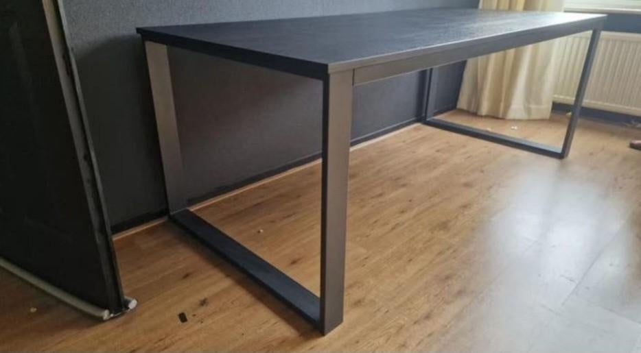 Zwarte eettafel met metalen onderstel, Huis en Inrichting, Tafels | Eettafels, Ophalen, Gebruikt, 50 tot 100 cm, Vijf personen of meer