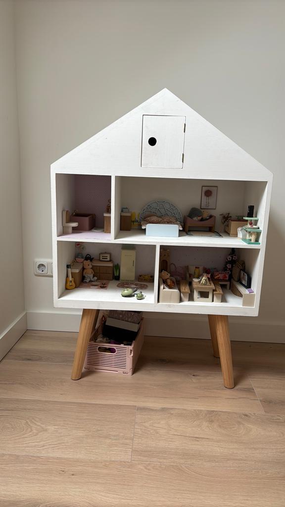 Houten poppenhuis met meubels en accessoires, Ophalen, Gebruikt, Poppenhuis