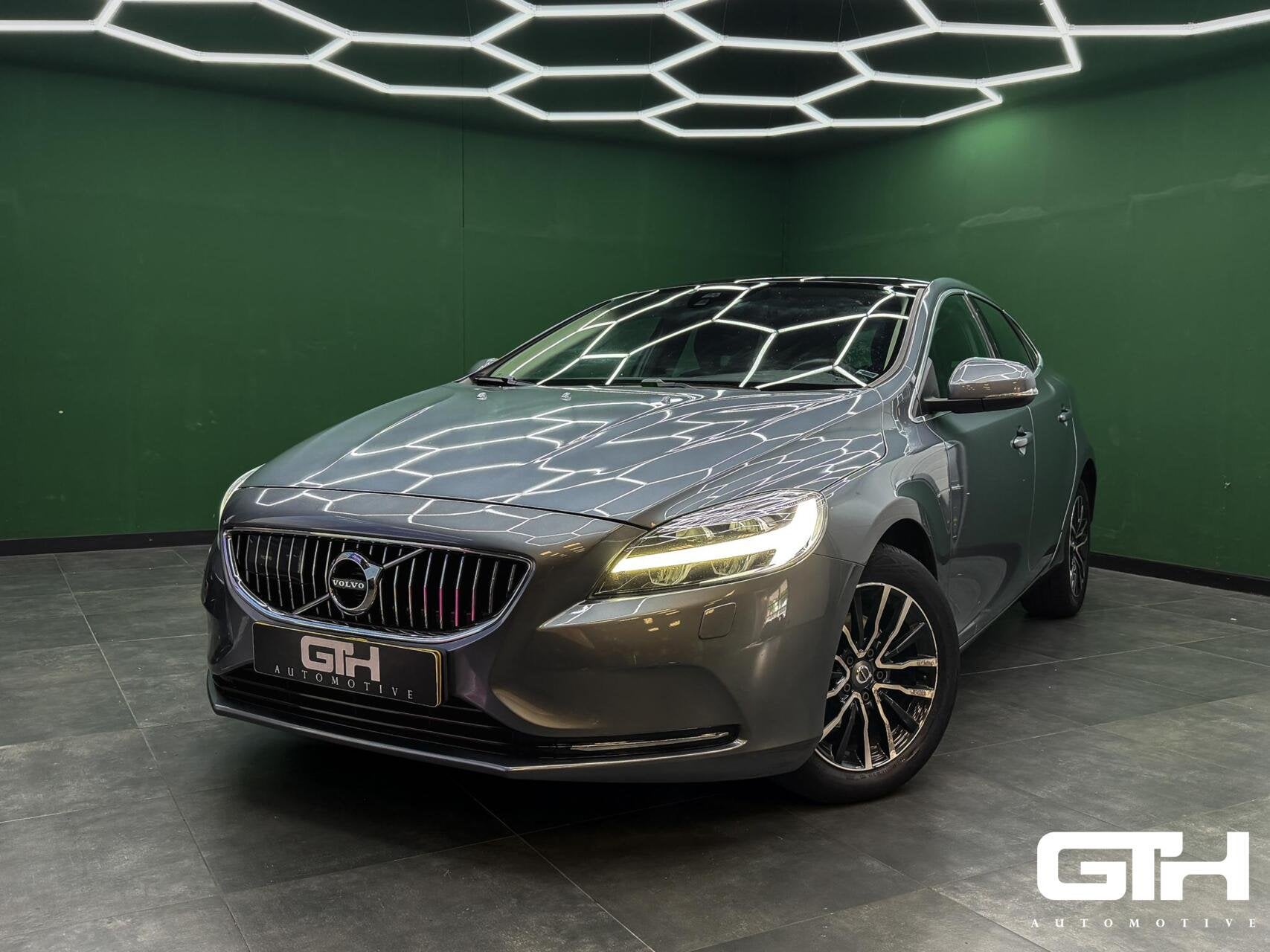 Volvo V40 2.0 D2 Nordic+ Camera | Keyless | Pano | NAP, Auto's, Voorwielaandrijving, 4 cilinders, 1969 cc, Bedrijf