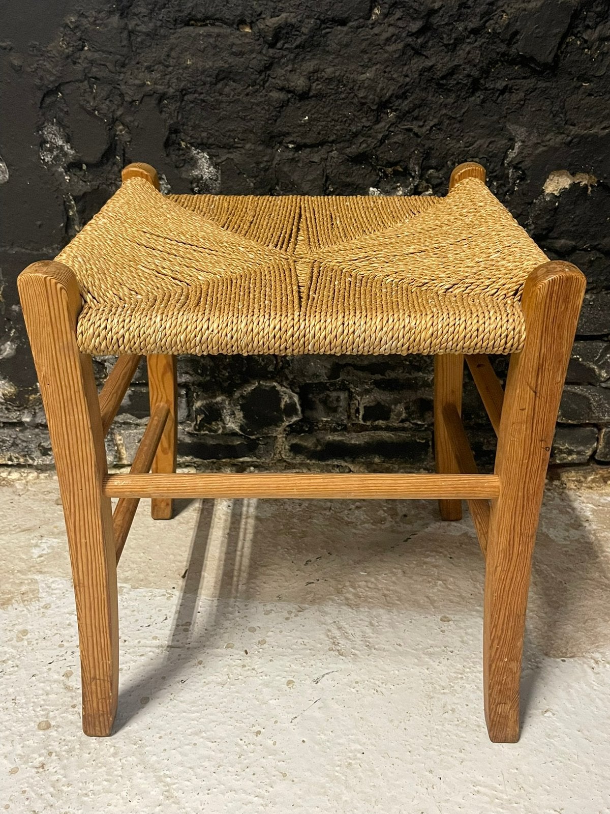 Vintage 70’s houten kruk touwzitting sober stoer, Huis en Inrichting, Krukjes, Ophalen, Gebruikt, Hout
