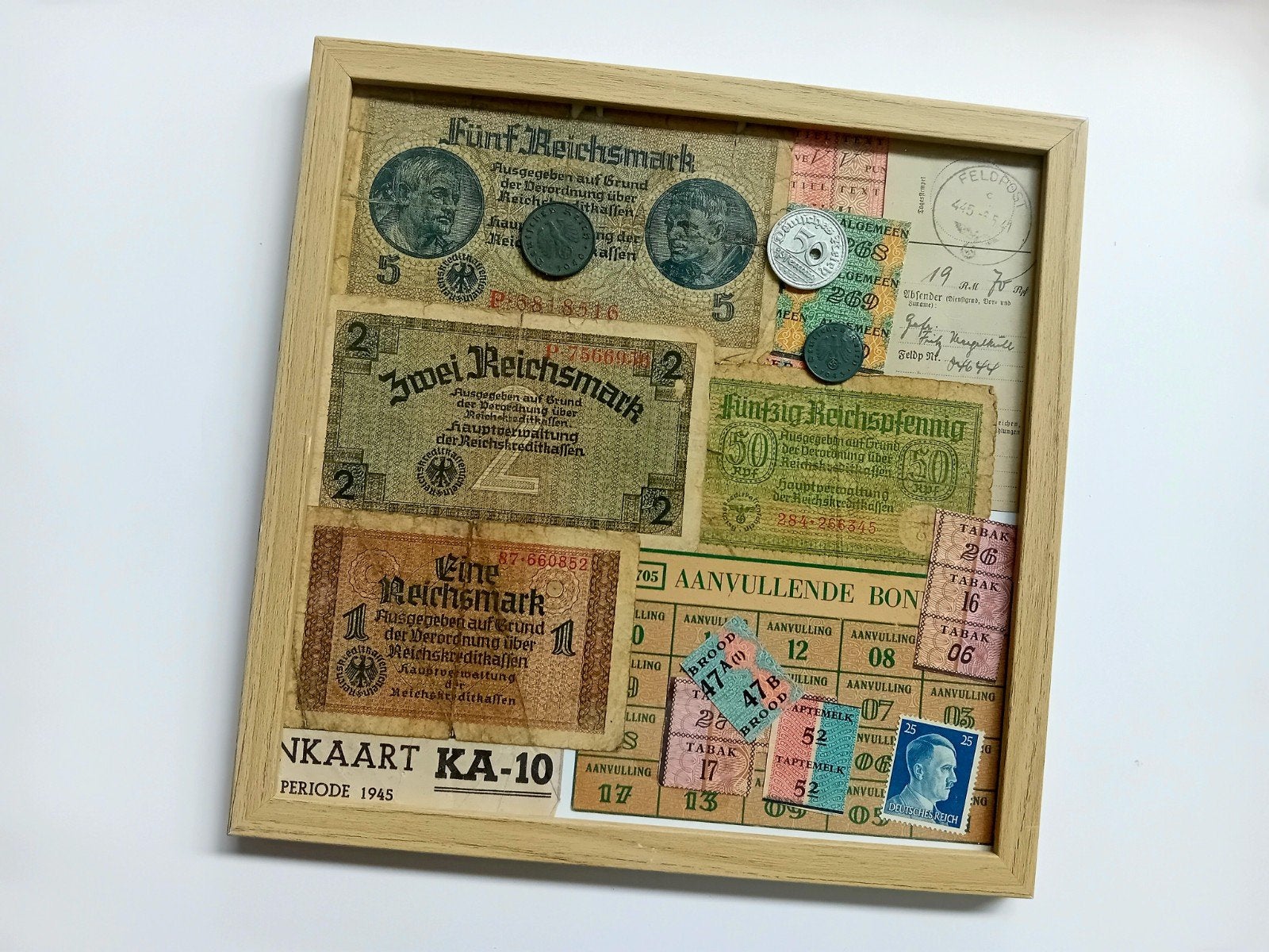 WO2 Ingelijst Display 4x Biljet + Feldpost + Bonkaart 1945, Ophalen of Verzenden, Landmacht, Duitsland, Foto of Poster