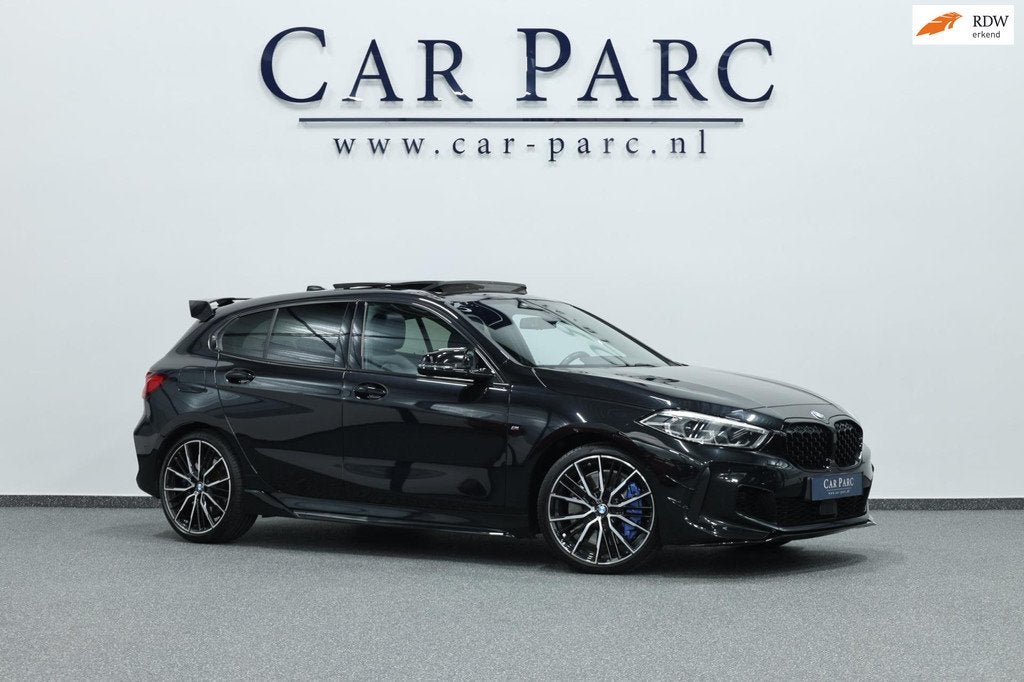 BMW 1-serie M135i xDrive 306+PK M-PERFORMANCE/LED/VIRTUAL/SF, Auto's, BMW, 1998 cc, Gebruikt, 4 cilinders, Zwart
