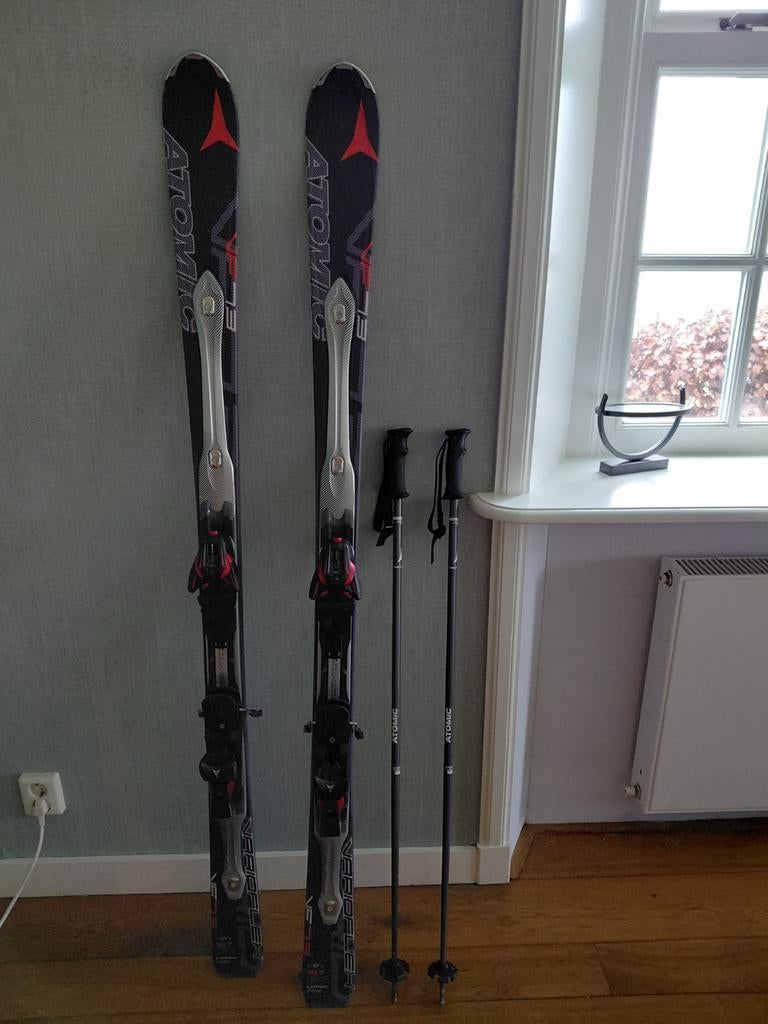 Atomic Ski's met stokken - Perfect voor de piste!, Ophalen, 160 tot 180 cm, Gebruikt, Atomic