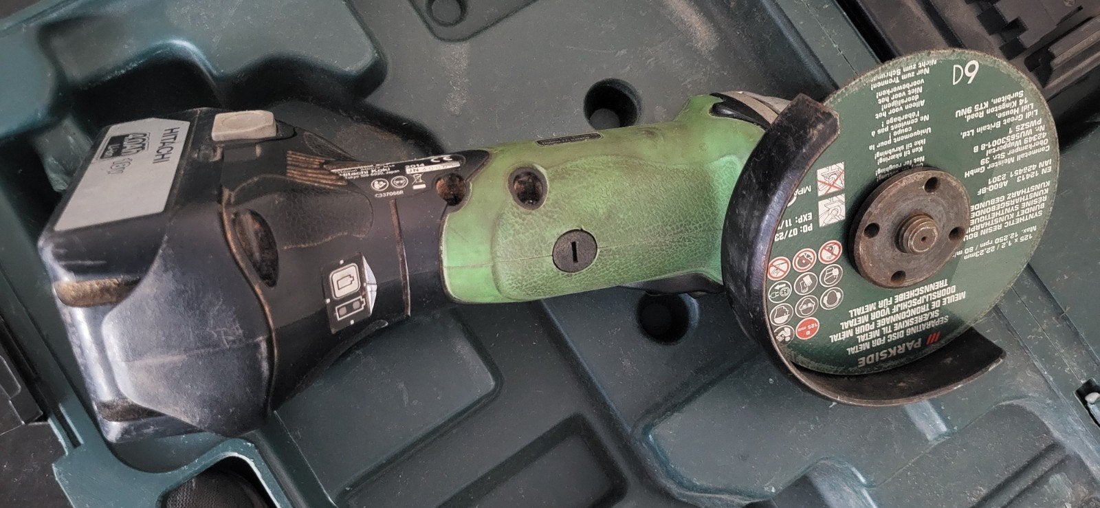 Hitachi 18V slijptol met lader, 2 accus en koffer, Ophalen of Verzenden, Gebruikt, Minder dan 700 watt, Haakse handslijpmachine