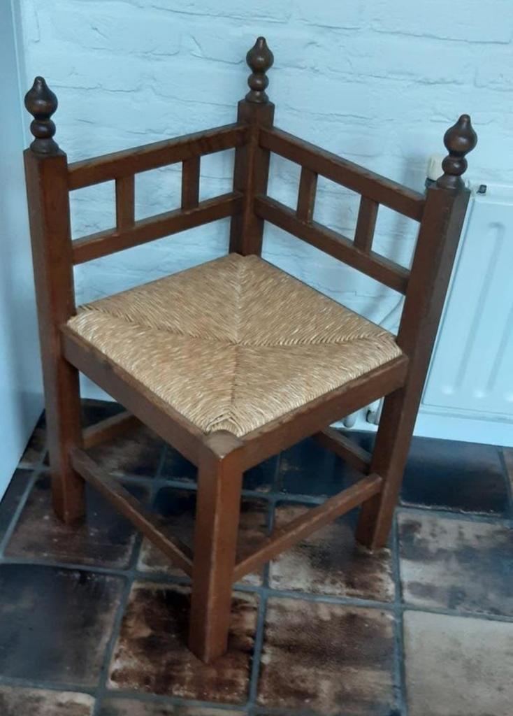 Charmante eikenhouten hoekstoel met biezenmat zitting, Antiek en Kunst, Ophalen