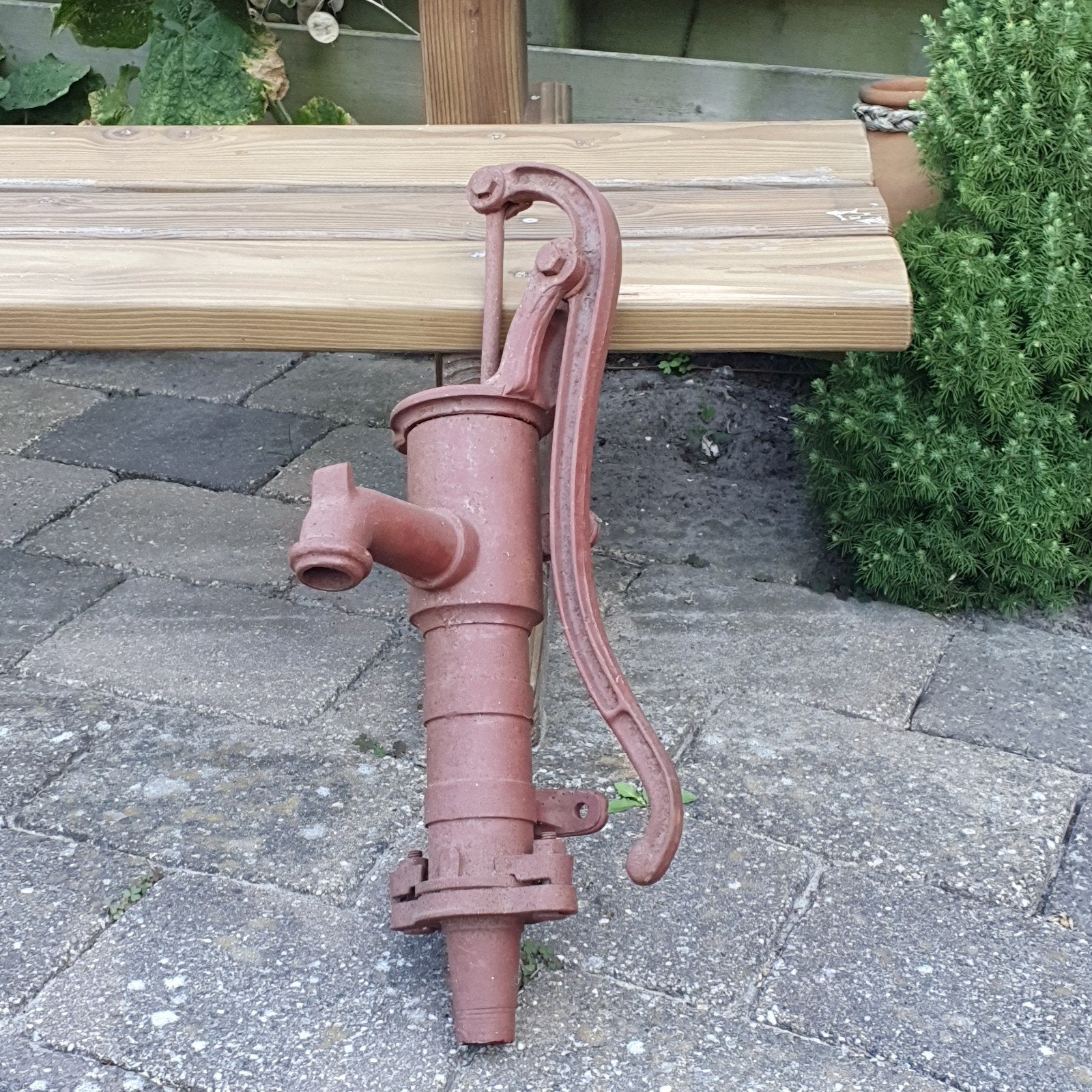 Waterpomp voor de sier in de tuin. Al gezandstraald., Ophalen