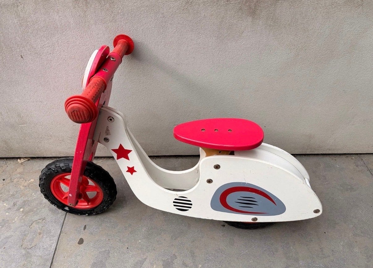 Houten loopfiets scooter rood/wit met sterren, Kinderen en Baby's, Speelgoed | Buiten | Voertuigen en Loopfietsen, Ophalen, Gebruikt