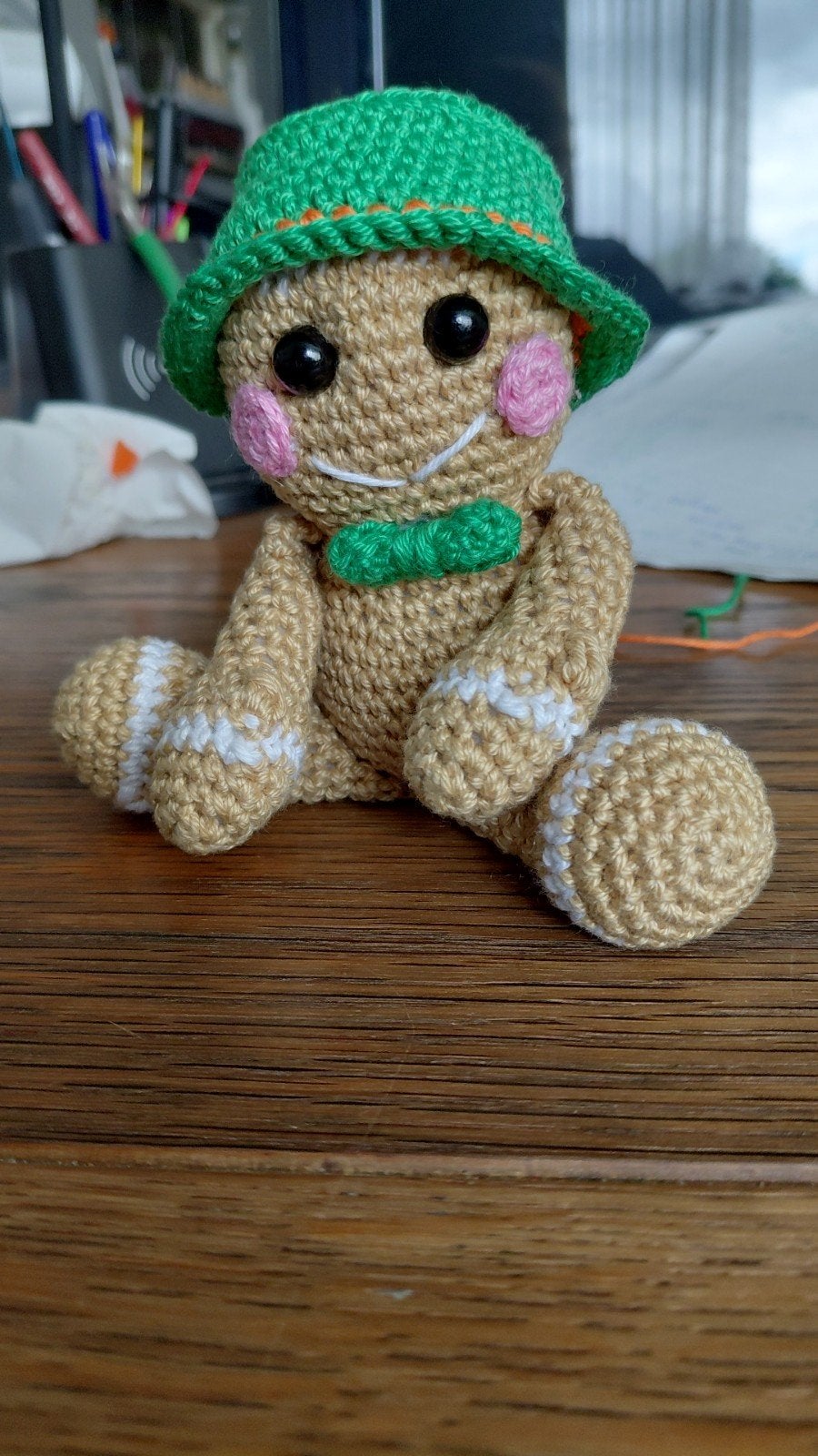 Gehaakte Peperkoekpop Knuffel met Groene Hoed, Hobby en Vrije tijd, Ophalen of Verzenden, Nieuw, Haken, Overige typen