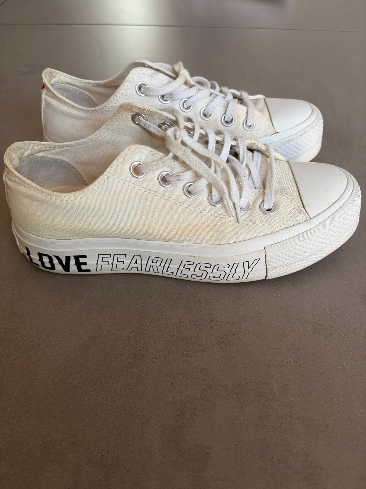 Converse All Star sneakers met 'Love Fearlessly'  mt 37,5, Ophalen of Verzenden, Gedragen, Wit, Sneakers of Gympen
