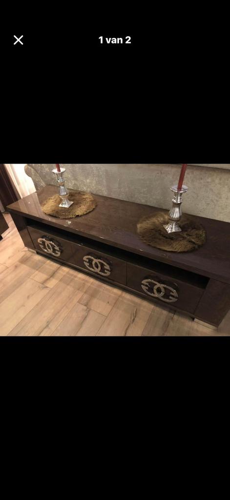 Gucci tv kast, Ophalen