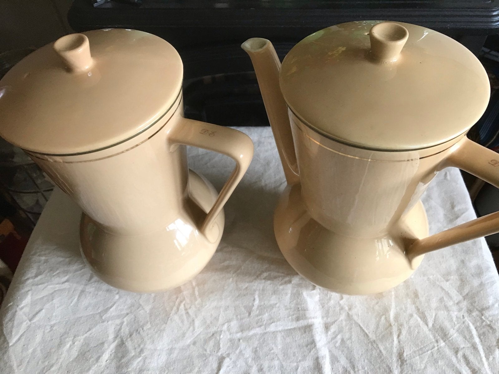 Vintage D.E. Koffiepotten - Crèmekleurig met Goudaccenten, Gebruikt, Steen/keramiek, Overige merken, Ophalen