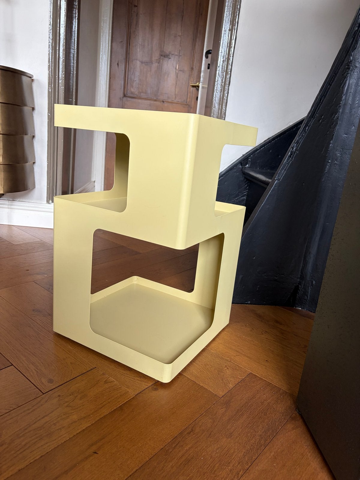 Kwantum Boter Gele Metalen Bijzettafel, Minder dan 55 cm, Gebruikt, Metaal of Aluminium, Vierkant