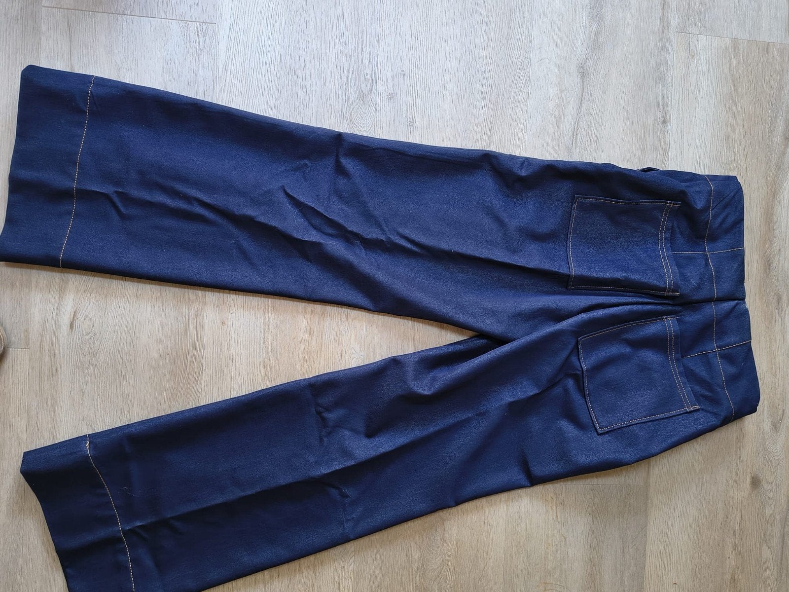Donkerblauwe flared broek met opvallende stiksels maat 38, Kleding | Dames, Broeken en Pantalons, Maat 38/40 (M), Blauw, Ophalen of Verzenden