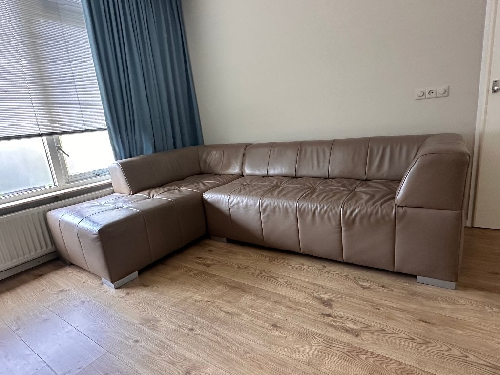 Moderne Leren Hoekbank – Taupe / Grijsbruin, Huis en Inrichting, Banken | Bankstellen, Ophalen, 250 tot 300 cm, Gebruikt, Hoekbank
