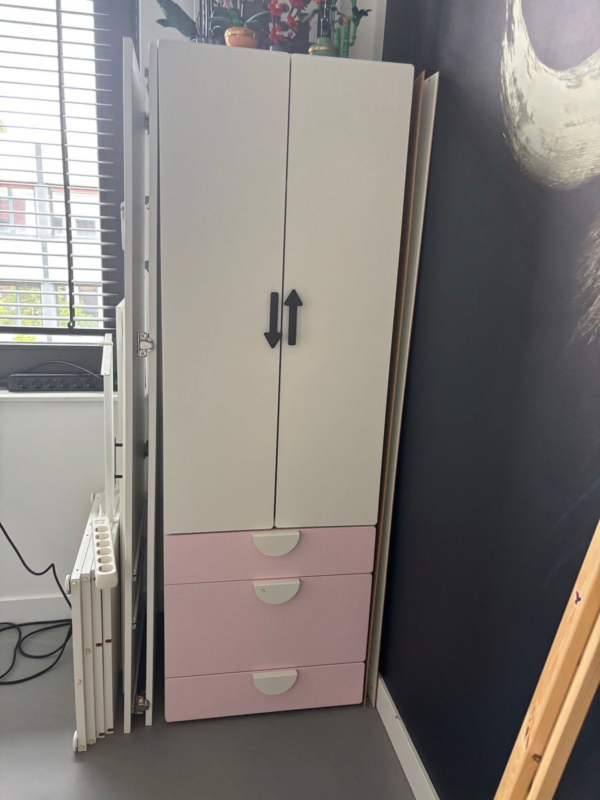 Twee kledingkasten Ikea Smastad met roze/grijze lades, Ophalen, Minder dan 50 cm, Gebruikt, Met lade(s)