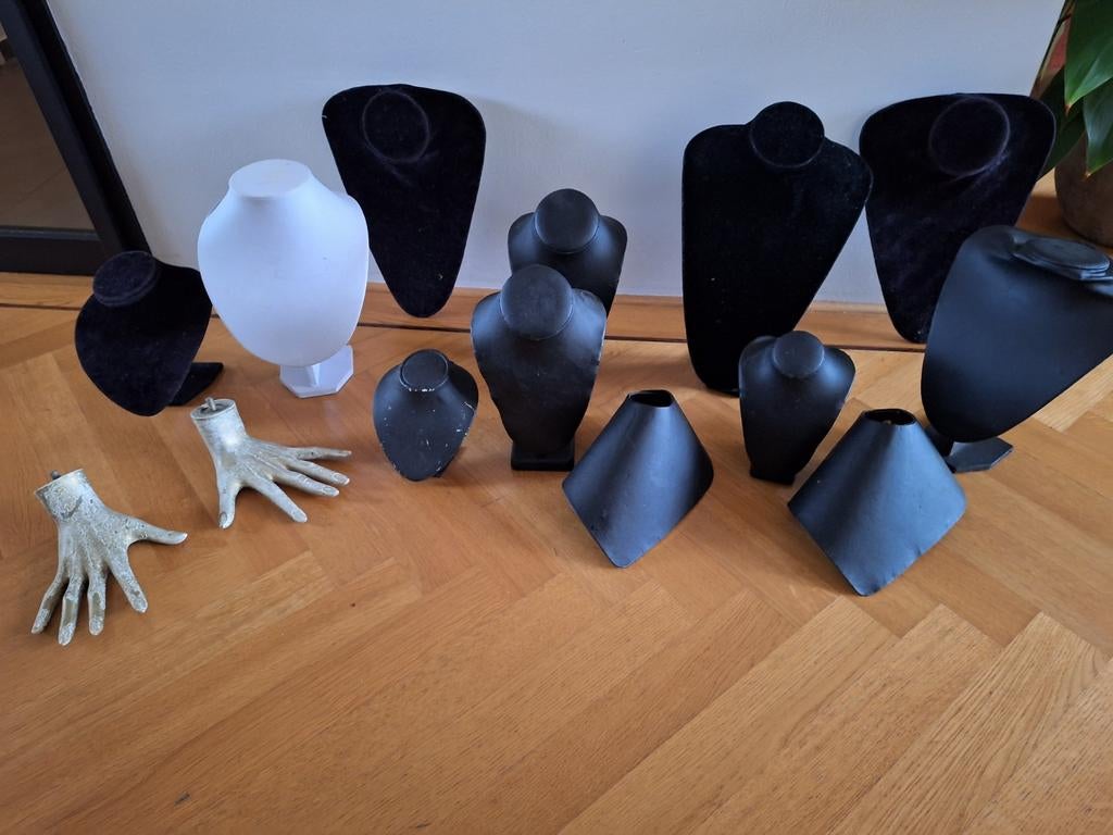 Standaarden voor uitstallen sieraden, Ophalen