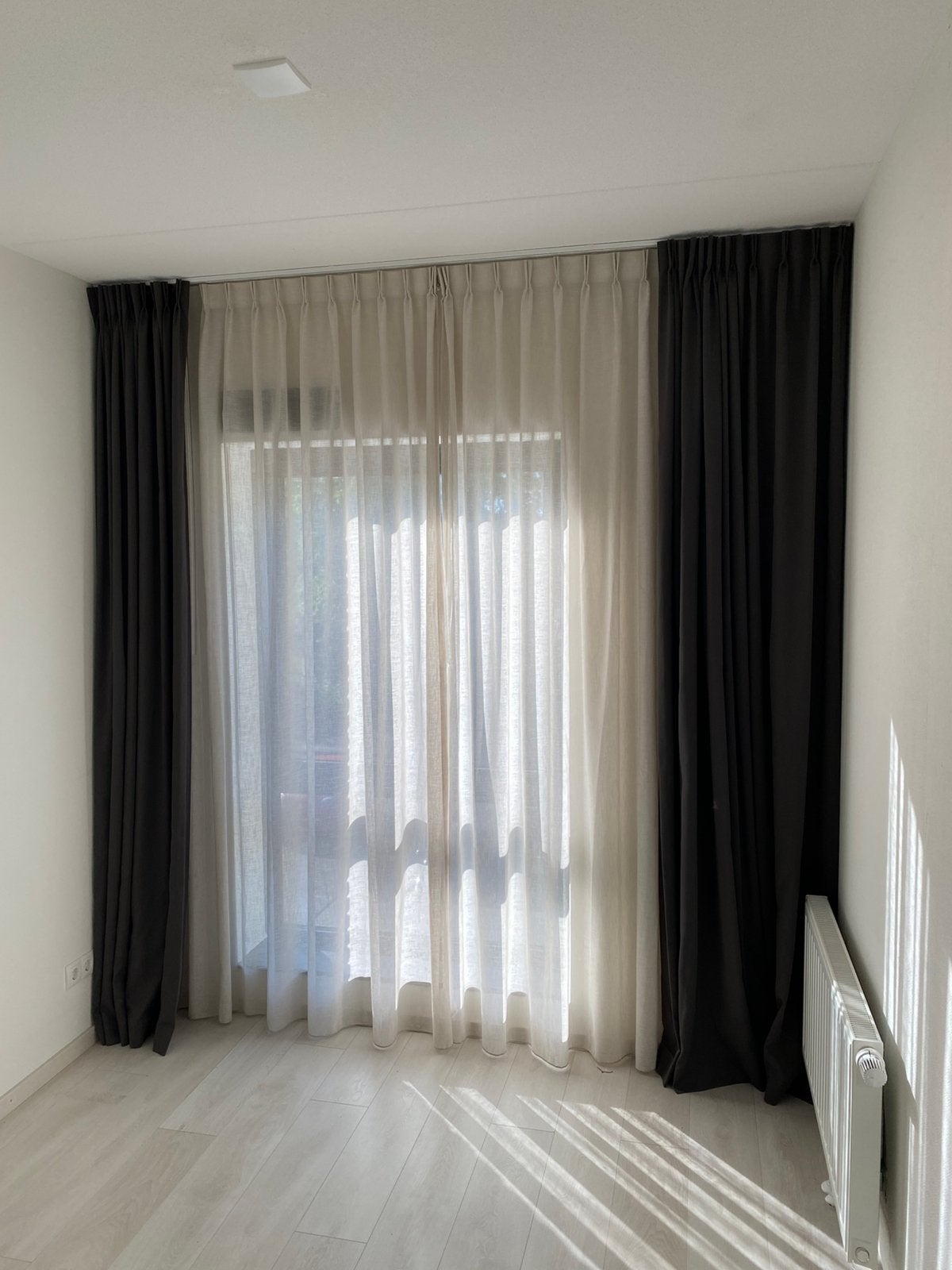 2x luxe verduisterend grijs gordijn met plooi 120 x 259 cm, Huis en Inrichting, 120 cm, Verduisterend, 259 cm, Ophalen of Verzenden