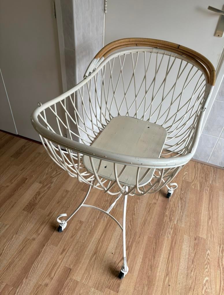 Vintage kinderbedje / wiegje op wieltjes, Kinderen en Baby's, Babywiegjes en Ledikanten, Ophalen, Zo goed als nieuw, Wieg
