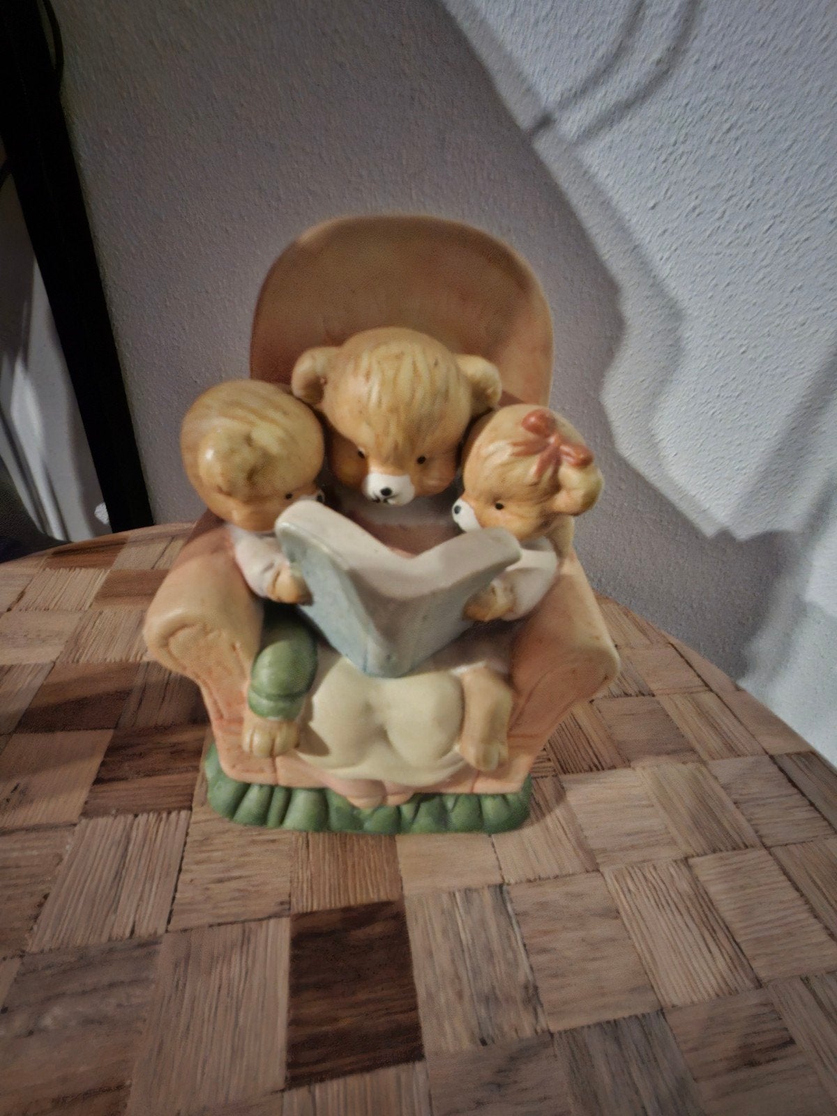 Beeldje van drie beertjes lezend in een boek, Ophalen of Verzenden, Gebruikt, Dier