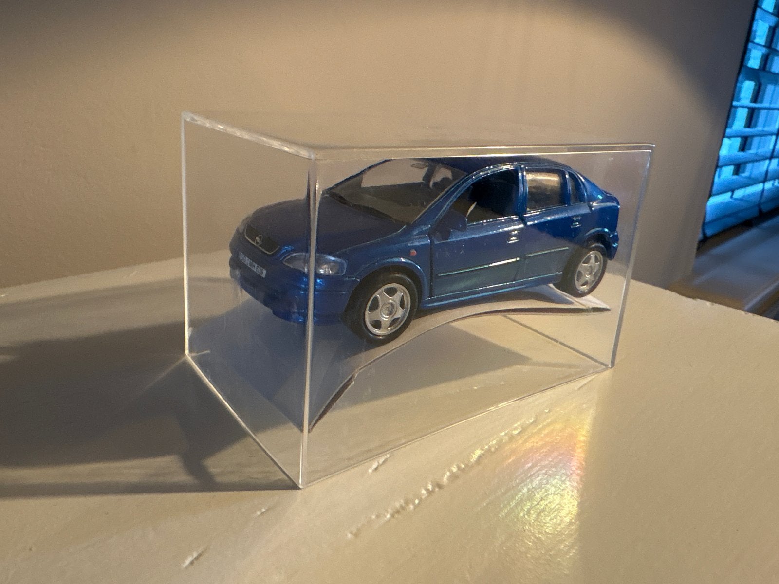 Blauwe modelauto in vitrine - Opel Astra, Ophalen of Verzenden, Nieuw