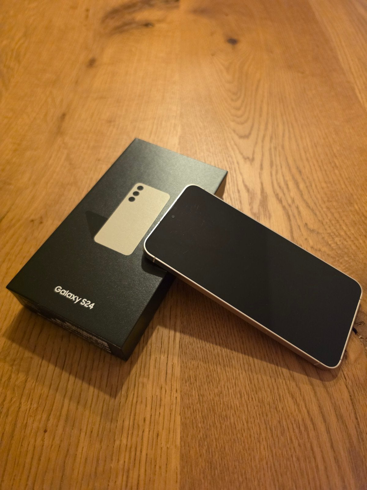 Foto 3 van Samsung Galaxy S24 Ambery Yellow 256GB + hoesjes en lader
