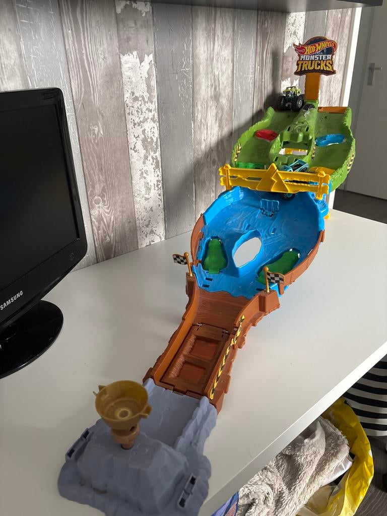 Hotwheels Monster Trucks Racebaan met Beker en Klepjes, Kinderen en Baby's, Speelgoed | Speelgoedvoertuigen, Ophalen, Gebruikt