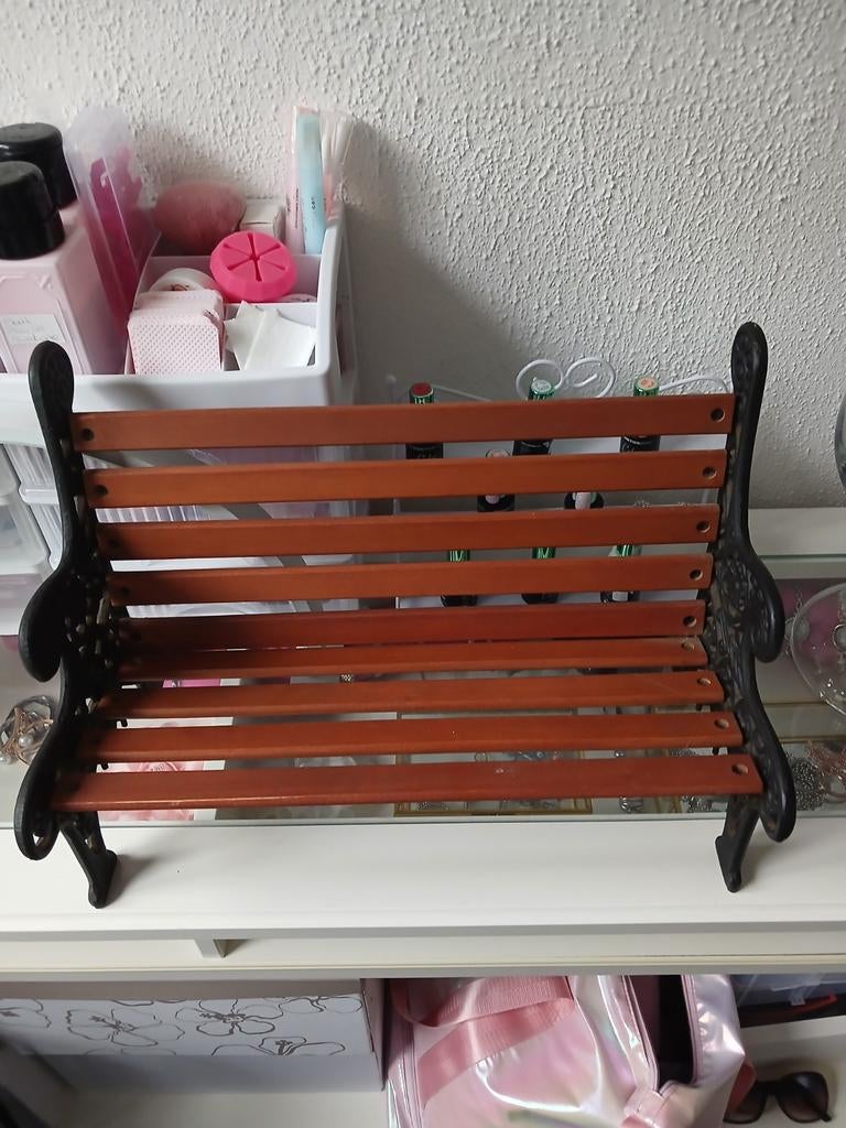 Decoratief poppenbankje van hout en metaal, Ophalen