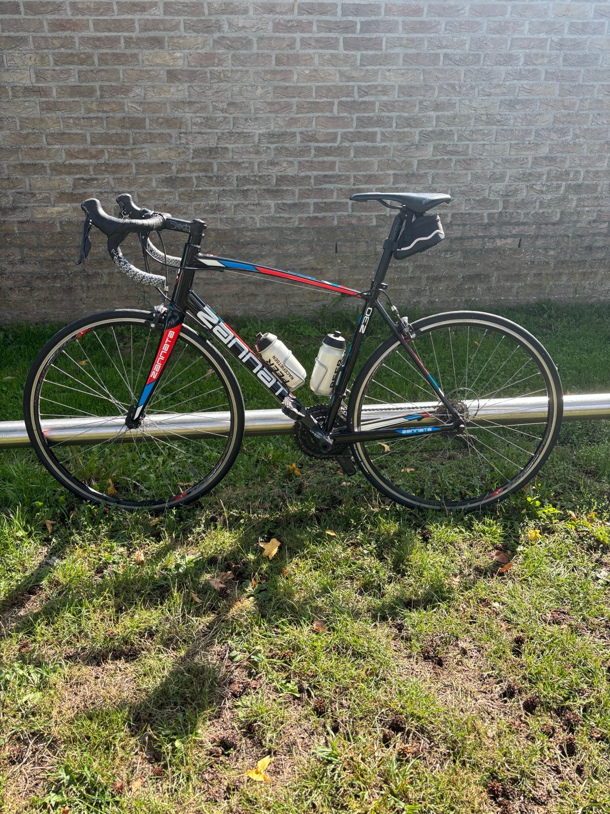 Zannata racefiets - Zwarte racefiets met rode en blauwe acce, Fietsen en Brommers, Fietsen | Racefietsen, 28 inch, Gebruikt, 10 tot 15 versnellingen