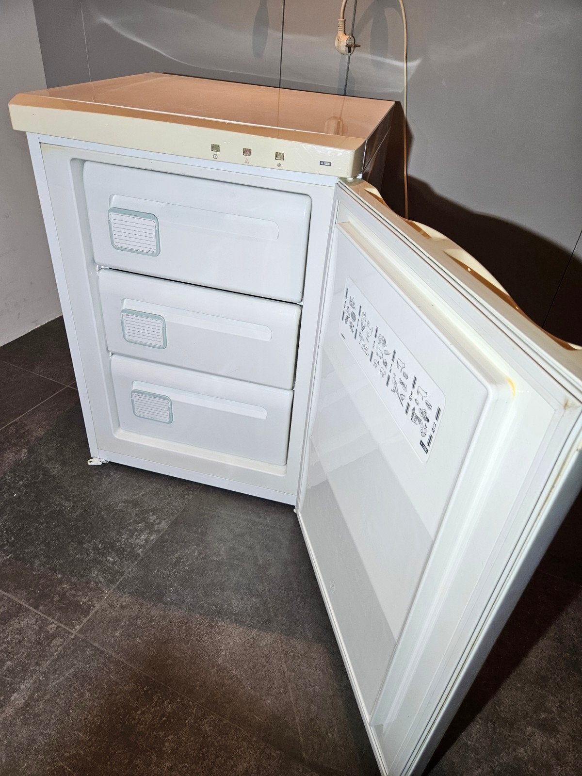 Diepvries kast met drie laden, Gebruikt, Minder dan 60 cm, Energieklasse A of zuiniger, Vrijstaand