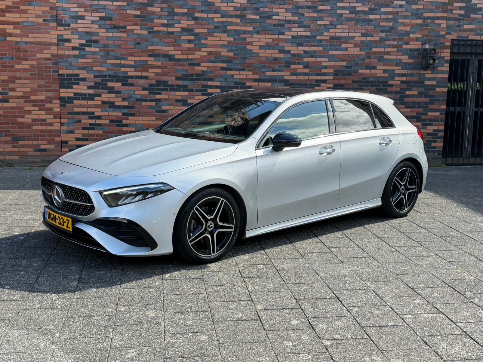Mercedes A-klasse 180 AMG Line Pano|Sfeer|KeylesGO|Camera|Mu, Auto's, Mercedes-Benz, 4 cilinders, Bedrijf, Hybride Elektrisch/Benzine