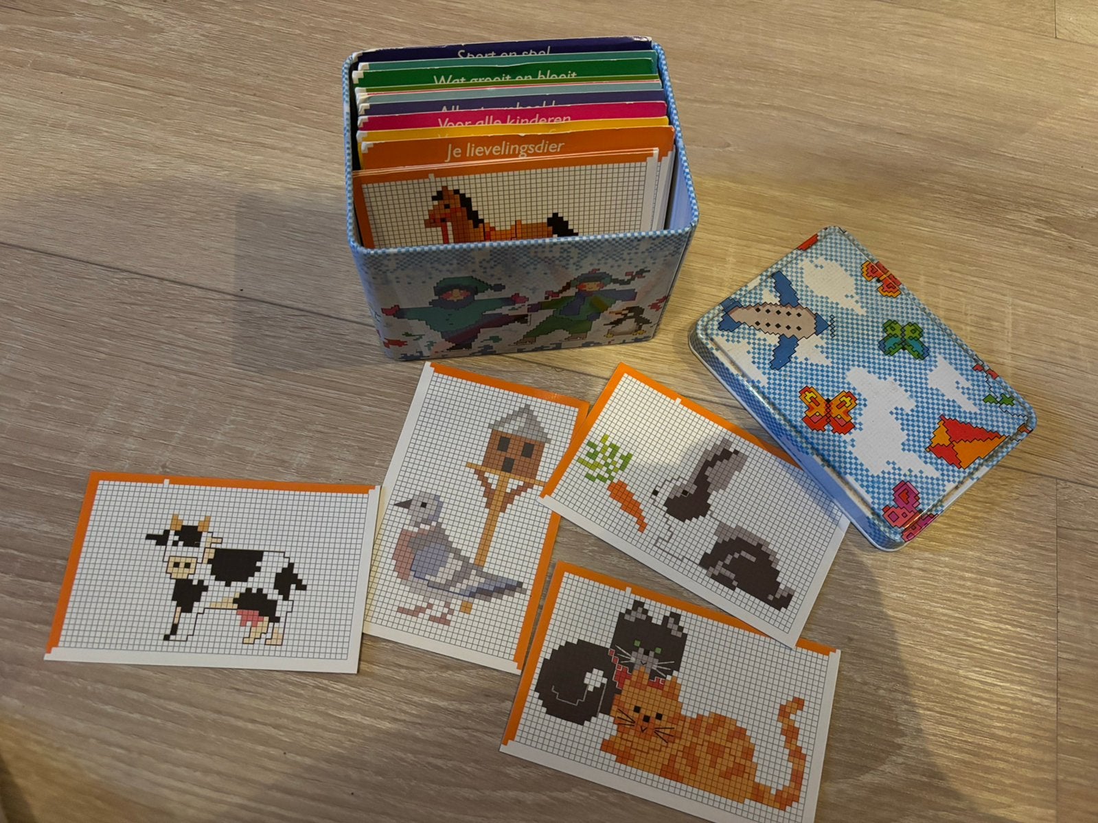 Blik vol borduurpatronen, Ophalen of Verzenden, Zo goed als nieuw, Patroon