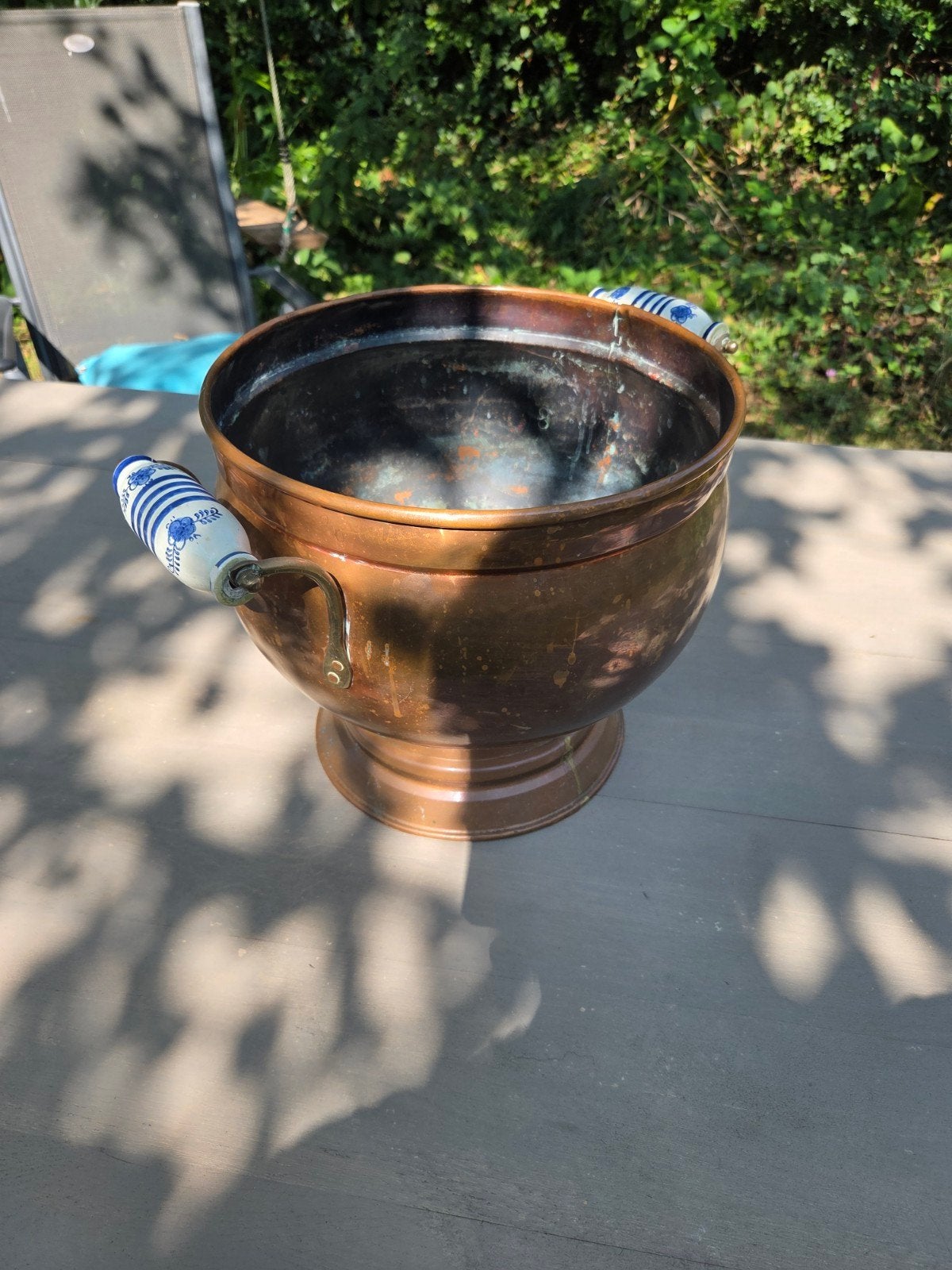 Antieke koperen pot met Delfts blauwe handvatten, Ophalen