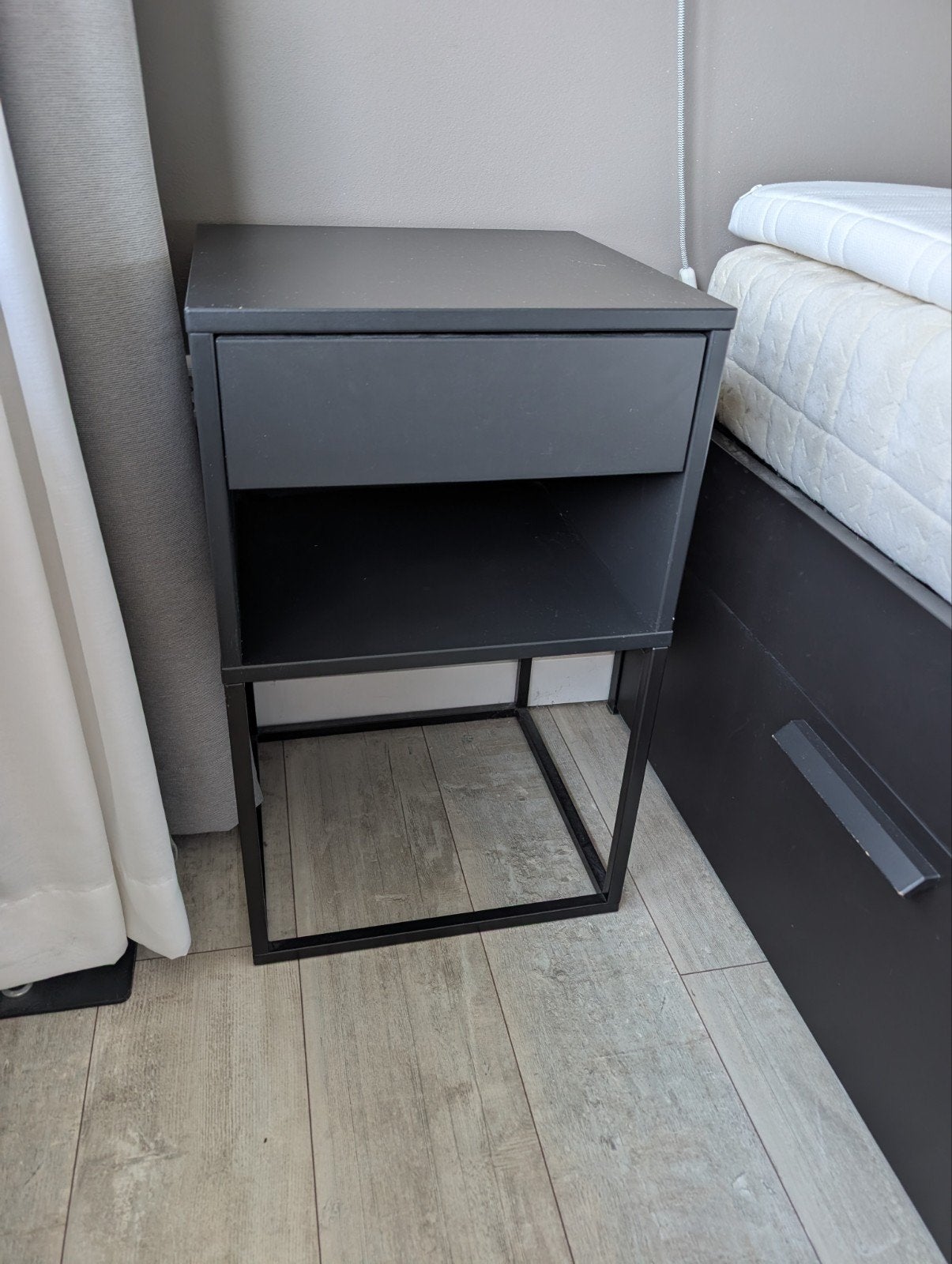 Set van 2 IKEA Vikhammer Nachtkastjes Zwart (40x39 cm), Ophalen, Gebruikt, Minder dan 45 cm, Minder dan 55 cm