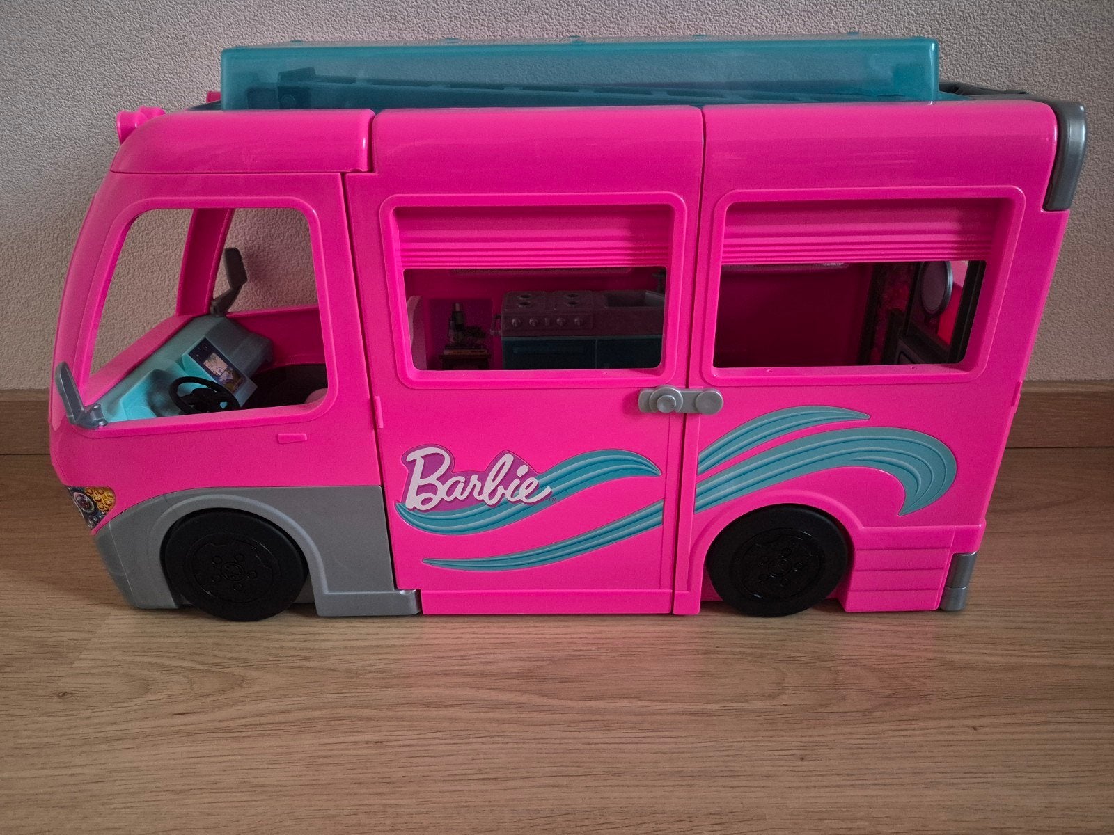 Barbie Camper HCD46 - Roze Camper met Accessoires, Ophalen of Verzenden, Zo goed als nieuw