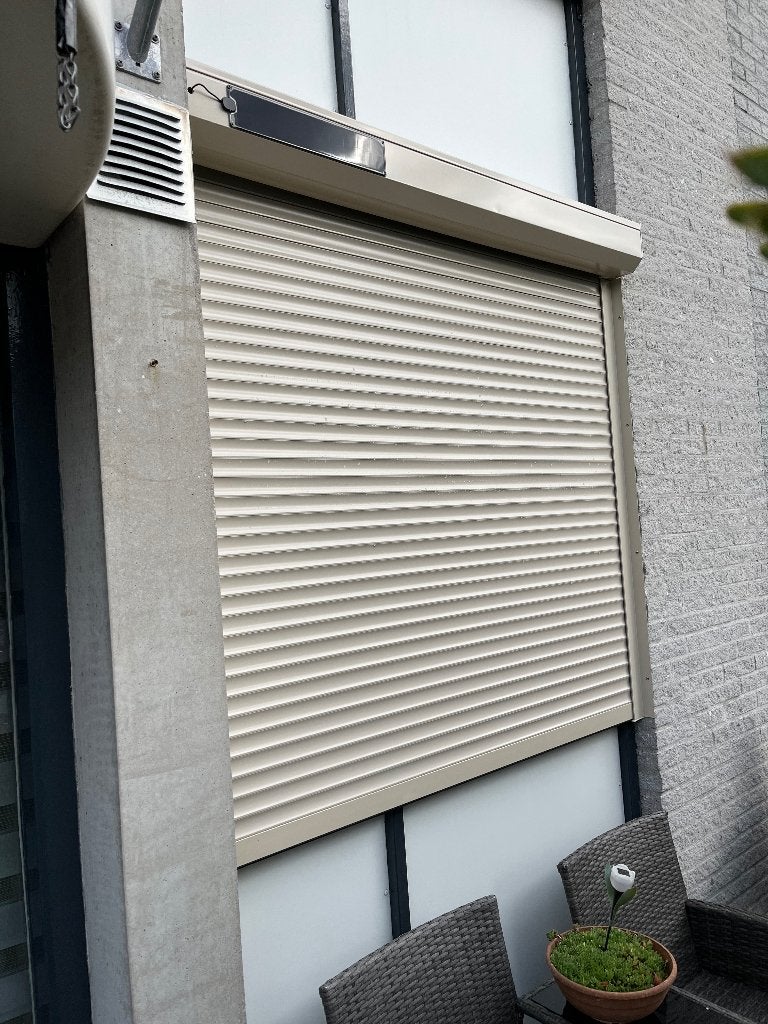 Rolluik solar met afstandsbediening zo goed als nieuw, Doe-het-zelf en Verbouw, Ophalen, 100 tot 150 cm, 100 tot 150 cm, Crème of Beige