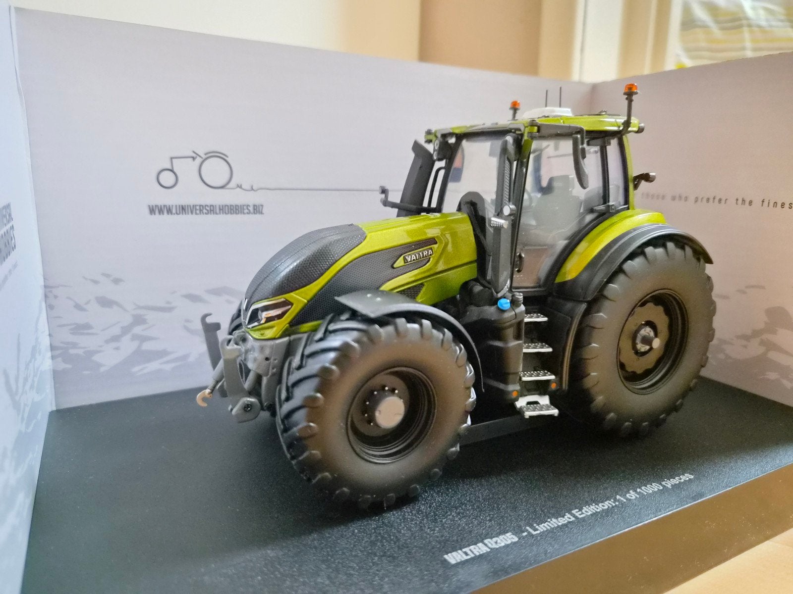 UH Valtra Q305 olijf groen, Ophalen of Verzenden, Nieuw, Tractor of Landbouw, Universal Hobbies