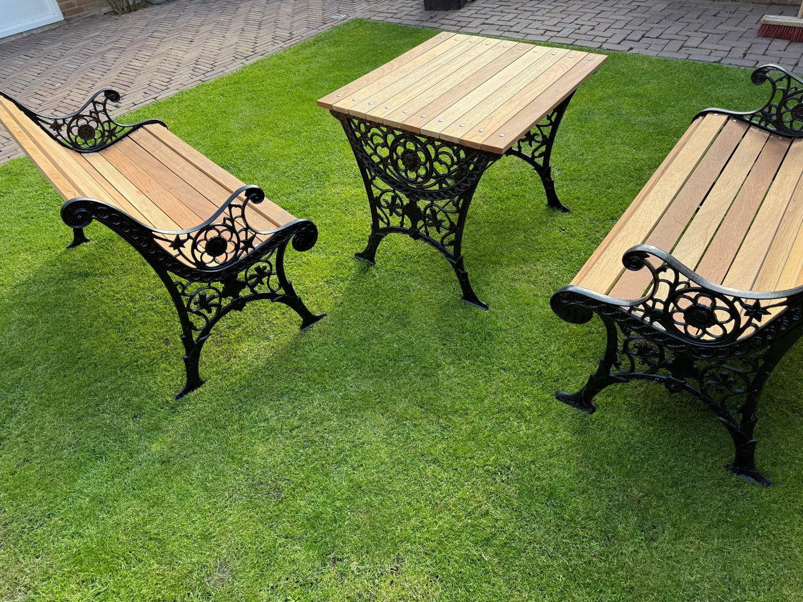Vintage Tuinset: Gietijzeren Banken en Tafel, Ophalen, 4 zitplaatsen, Zo goed als nieuw, Hout