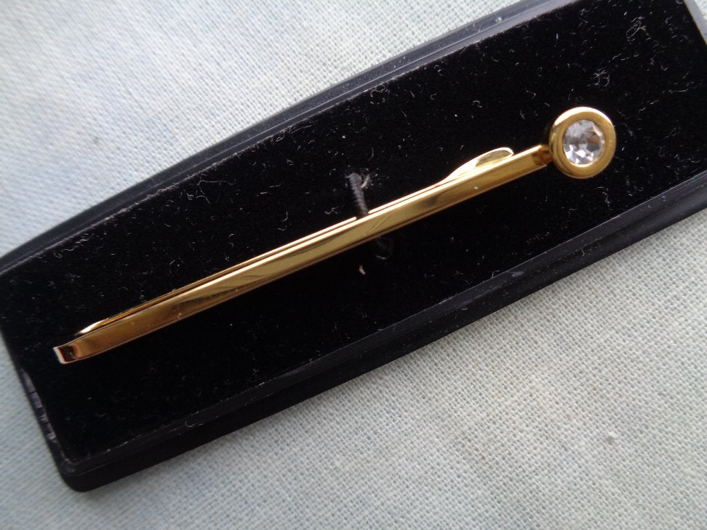 smalle dasspeld goud kleur met strass pareltje IN DOOSJE, Ophalen, Nieuw