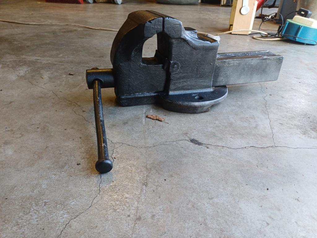 Robuuste bankschroef, bekbreedte 135mm, Doe-het-zelf en Verbouw, Gereedschap | Handgereedschap, Ophalen, Gebruikt