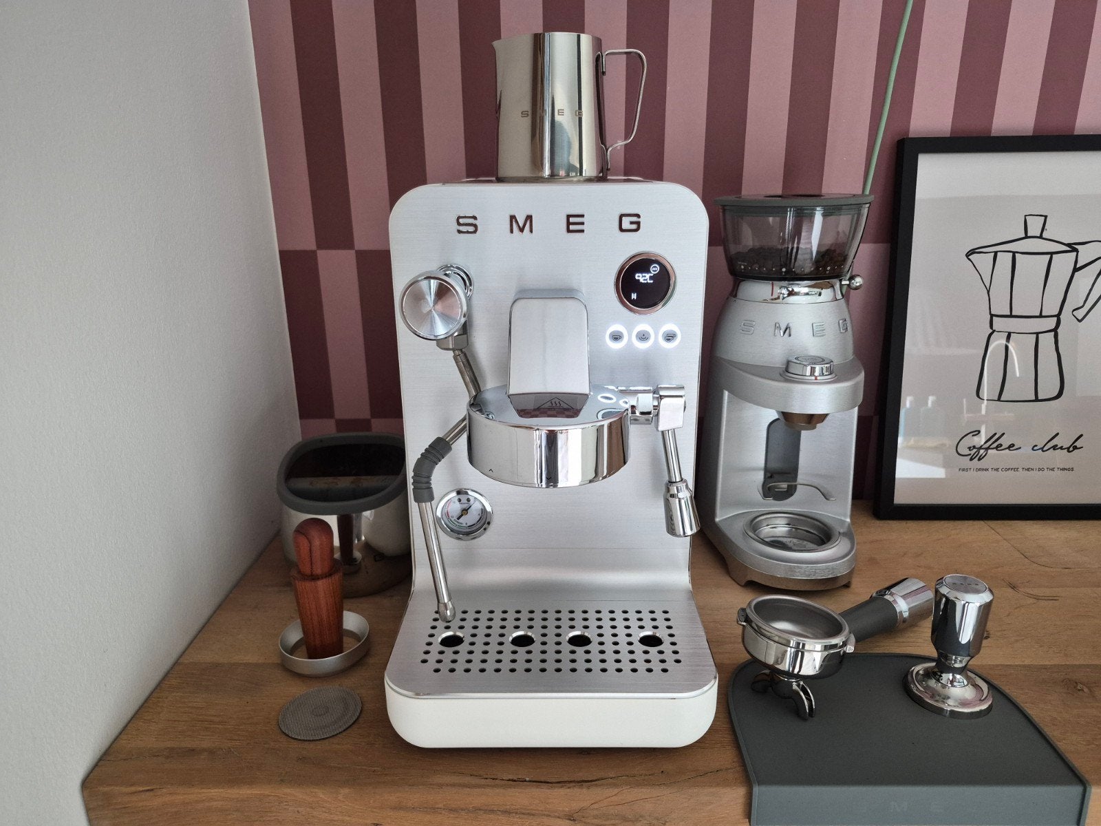 SMEG MiniPro Espressomachine met bonenmaler en accessoires, Espresso apparaat, Zo goed als nieuw, 2 tot 4 kopjes, Afneembaar waterreservoir