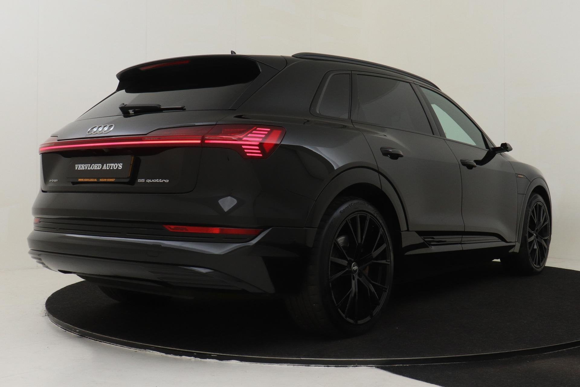 Audi e-tron E-TRON 55 QUATTRO ADVANCED 95 kWh *VOL!* -PANO.D, Auto's, Automaat, 131 €/maand, 95 kWh, Zwart