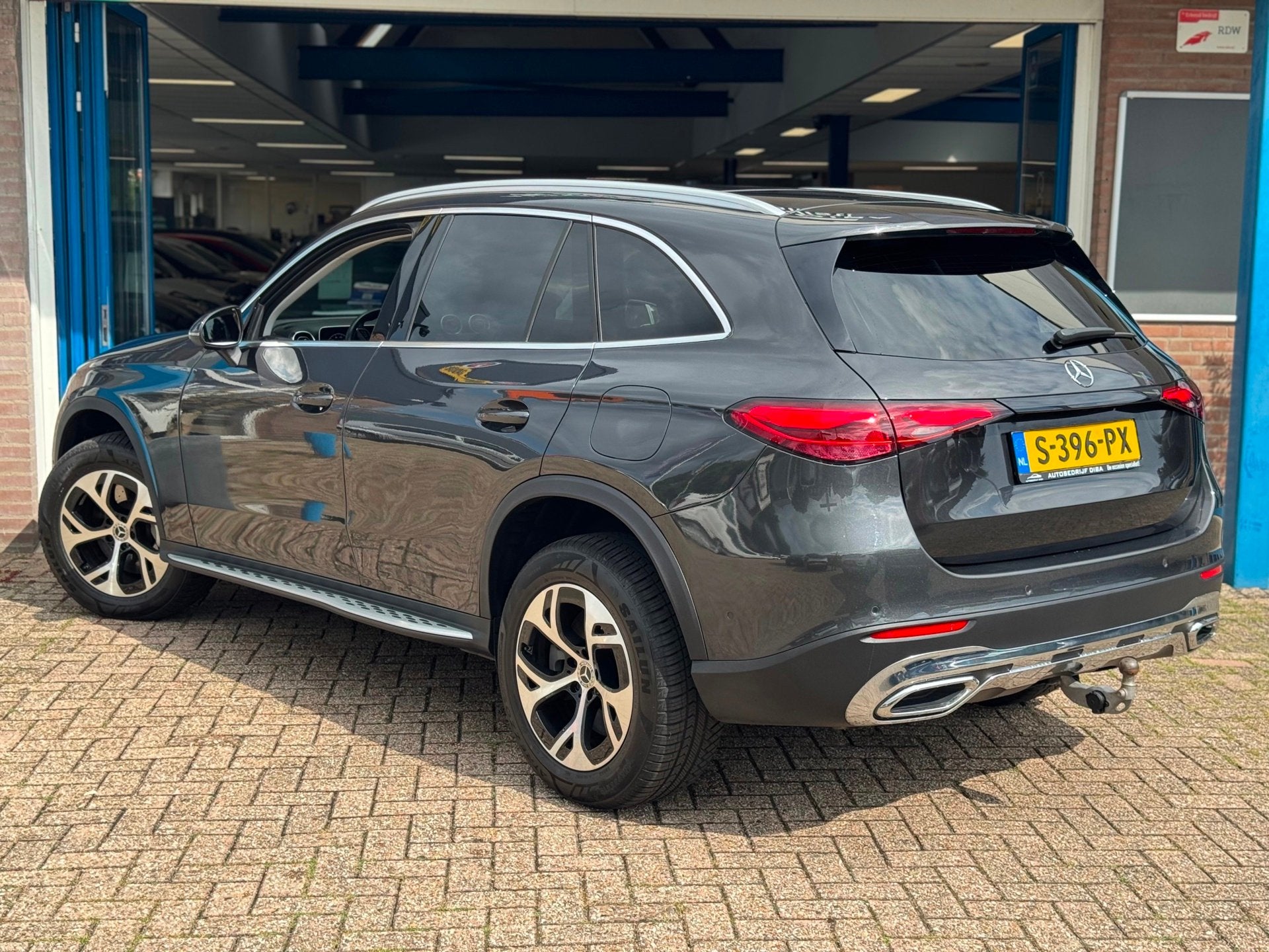 Mercedes-Benz GLC-klasse 300e 4MATIC Business Line 2023 NAP!, Auto's, Automaat, Dealer onderhouden, Gebruikt, Vierwielaandrijving
