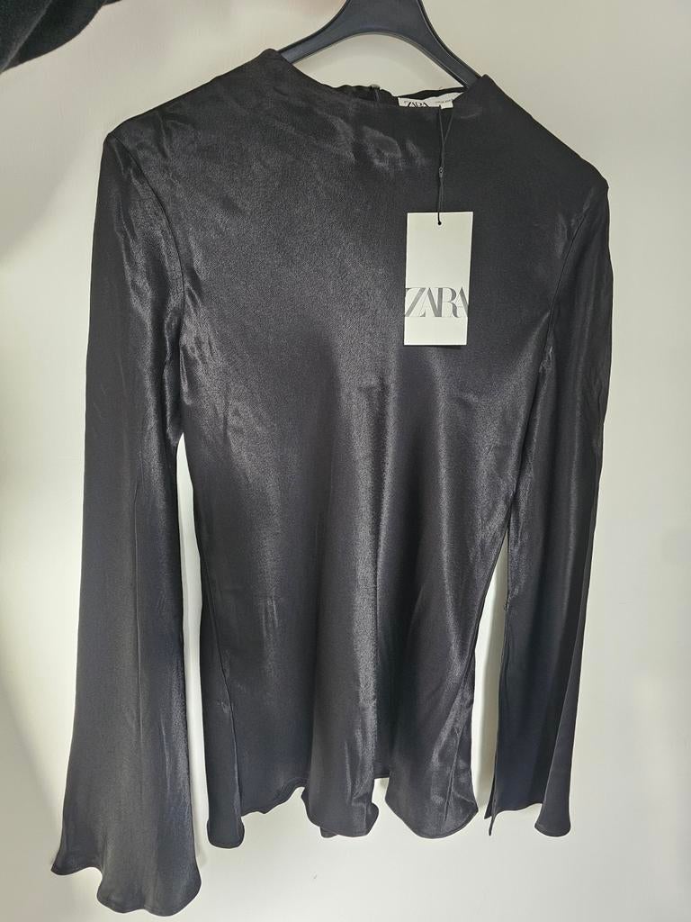 Zara Zwarte Satijnen Blouse met Wijde Mouwen - Nieuw, Maat 38/40 (M), Nieuw, Ophalen of Verzenden, Lange mouw